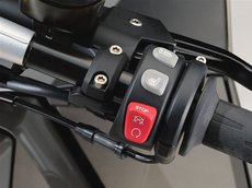 Справа разместились клавиши включения подогрева сиденья и рулевых рукояток